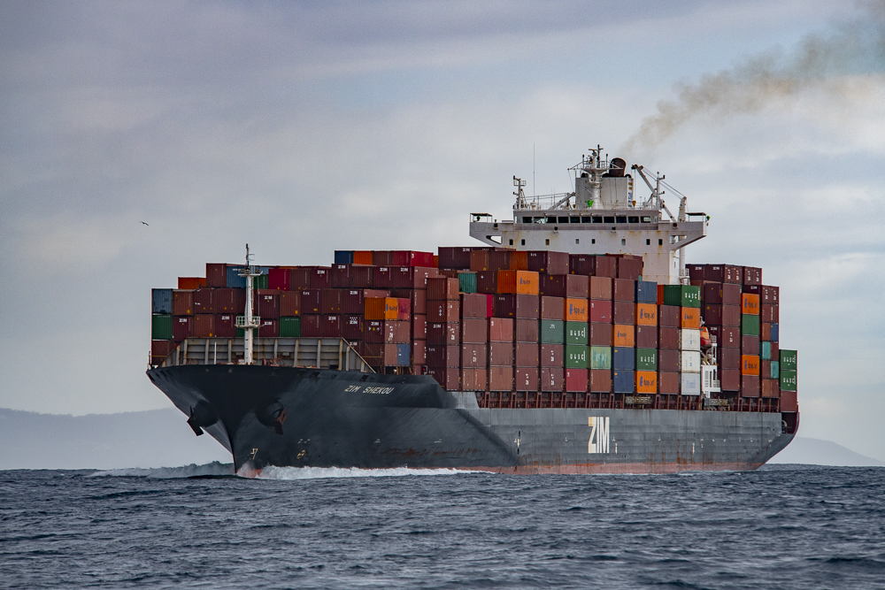 Containerschiff mit Rauch