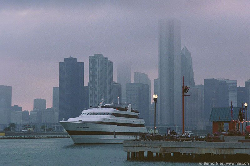 Skyline mit Schiff © Bernd Nies