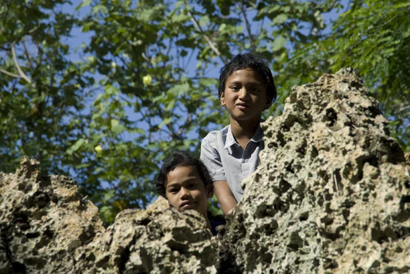 Kinder auf Felsen