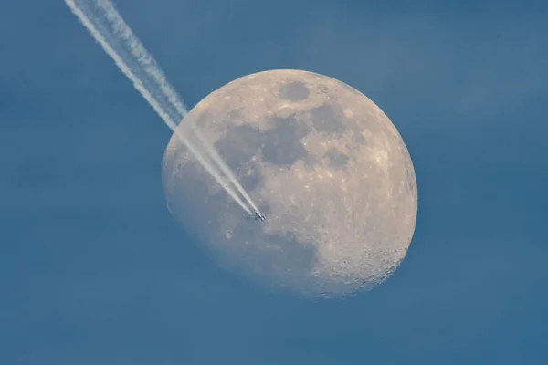 Flugzeug vor Mond