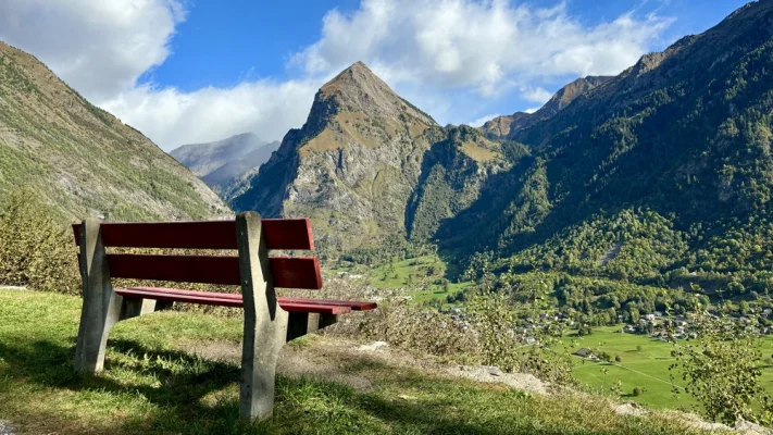 Bank bei Passstrasse über den Lukmanier. Blick nach Olivione