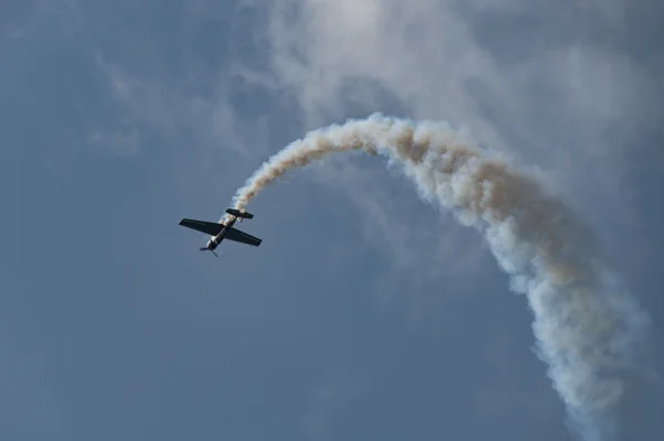 Jakowlew Jak-52 mit Chemtrails