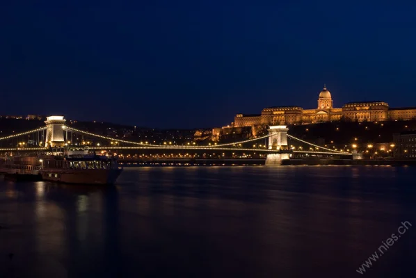 Burgpalast mit Kettenbrücke