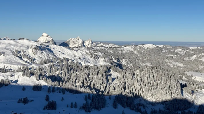 Winterlandschaft auf dem Hoch Ybrig. Im Hintergrund Grosser und Kleiner Mythen.