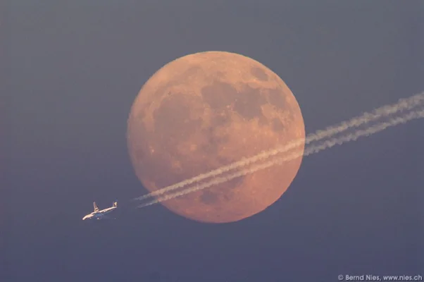 Flugzeug vor Mond