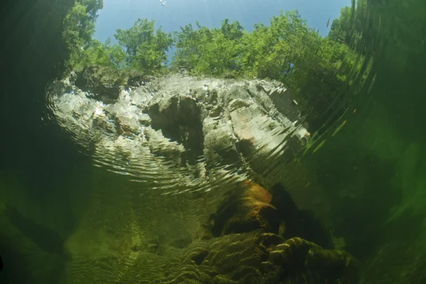 Rock formations and total reflexion