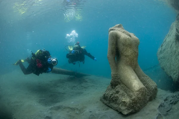 Taucher with Statue 3