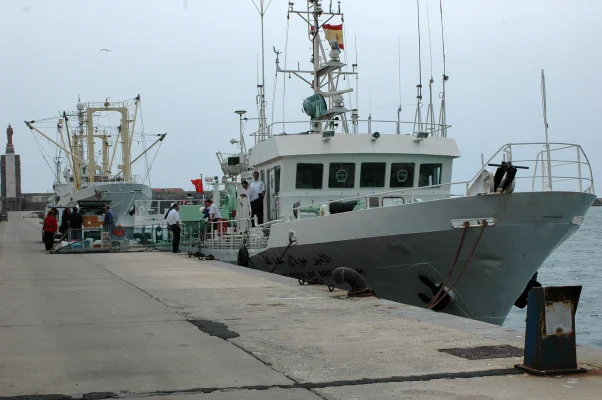 Japanische Schiffe im Hafen von Tarifa.