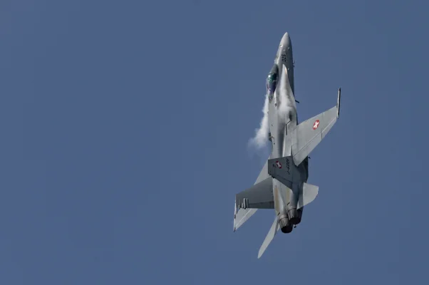 F/A-18 Hornet der Schweizer Luftwaffe mit lateralen Chemtrails aus Dihydrogenmonoxid