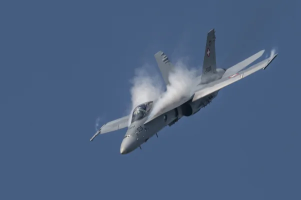 F/A-18 Hornet der Schweizer Luftwaffe mit lateralen Chemtrails aus Dihydrogenmonoxid