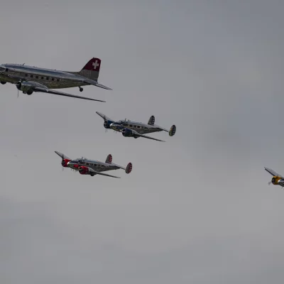 Classic Formation. Swissair Douglas DC-3 und drei Beechcraft Model 18 Twin Beech.