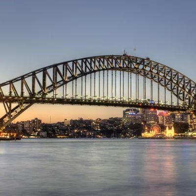 Harbour Bridge) Die berühmte Sydney Harbour Bridge in der Abenddämmerung. HDR aus fünf Aufnahmen mit Auto-Bracketing (-2, -1, 0, +1, +2).
