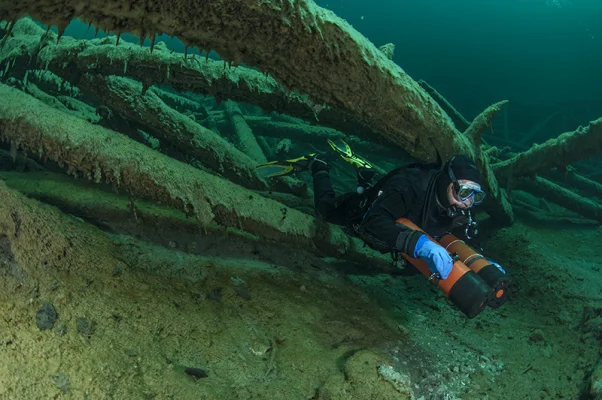 Taucher mit Sidemount-Flaschen