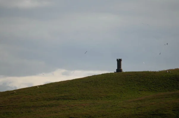 Turm auf Hügel