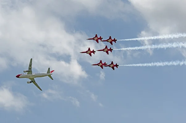 Patrouille Suisse mit Edelweiss Airbus