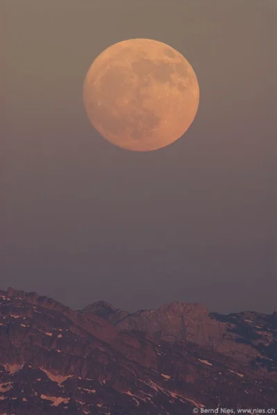 Vollmond über Bergen