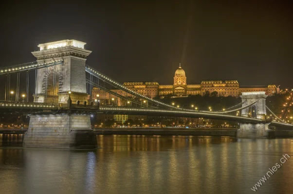 Kettenbrücke, Burgpalast