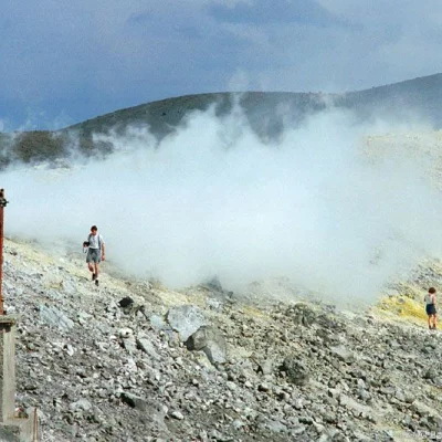 Dampfwolken am Kraterrand