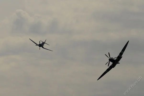 Corsair F4U und Supermarine Spitfire XIX