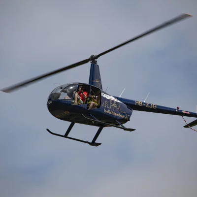 Robinson R44 Raven II Helikopter mit Fotografen an Bord