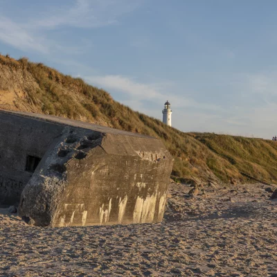 Nazi-Bunker am Sandstrand mit Leuchtturm