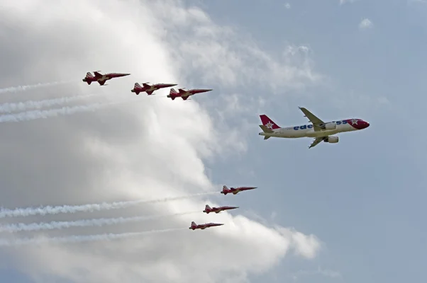 Patrouille Suisse mit Edelweiss Airbus