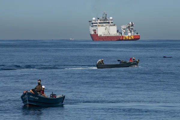 Marokanische Fischerboote und Frachtschiff