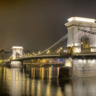 Kettenbrücke in der Nacht