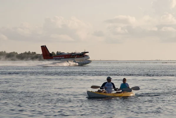 Wasserflugzeug mit Kanu