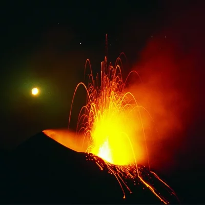 Stromboli-Ausbruch mit Mond
