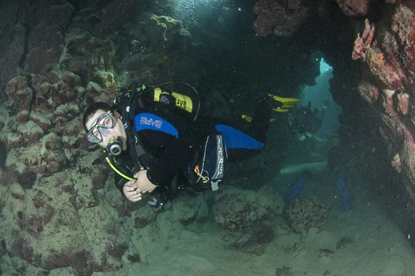 Taucher in Höhle