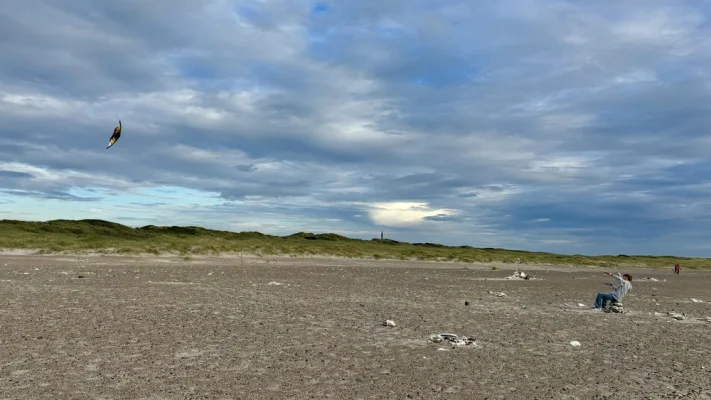 Drachensteigen am Strand bei Vorupør Campingplatz im Thy Nationalpark
