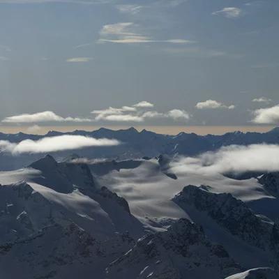 Schweizer Alpen mit Wolken