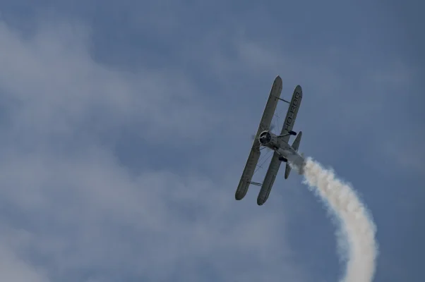 Boeing Stearman mit Chemtrails