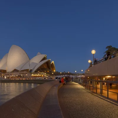 Opernhaus) Das Sydney Opernhaus. HDR aus fünf Aufnahmen mit Auto-Bracketing (-2, -1, 0, +1, +2). Musste noch einige Touristen rausretuschieren.