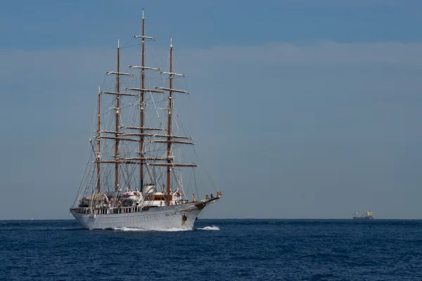 Motorschiff mit Bremssegel